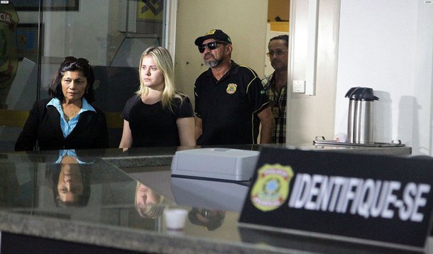 Após a Câmara Municipal de Bom Jardim (MA) devolver o mandato da prefeita Liliane Leite, o promotor de justiça Fábio Santos de Oliveira, titular da Comarca da cidade, protocolou pedido de reconsideração ao Poder Judiciário para que seja julgada a Ação Civil de Improbidade Administrativa, tratando do afastamento dela; "O retorno ao cargo resultará na continuidade da dilapidação do patrimônio público de Bom Jardim", afirmou o representante do MPMA; no ano passado, Lidiane ficou conhecida como “prefeita ostentação” e postava fotos nas redes sociais com objetos caros e em festas de luxo; ela é suspeita de fraudes em licitação e desvio em recursos de merenda escolar; segundo o MPE, cerca de R$ 15 milhões foram desviados