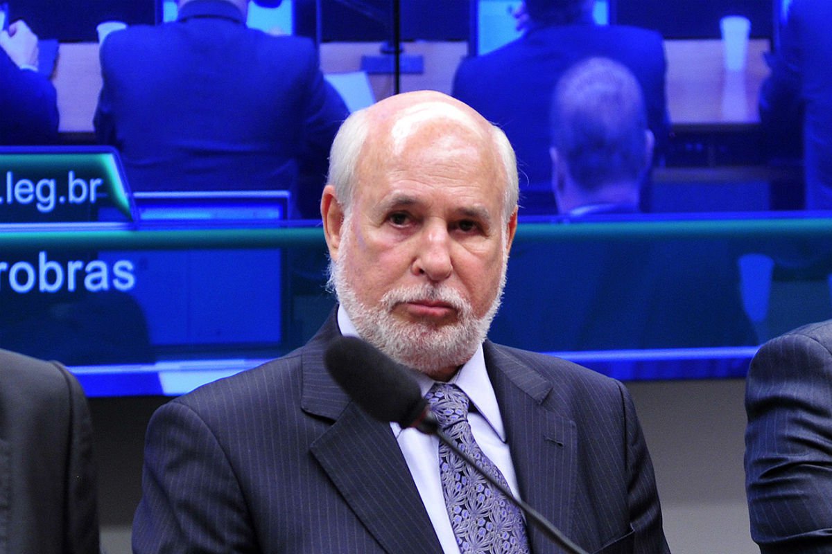 A Justiça Federal determinou ontem a devolução de R$ 145,6 milhões à Petrobras, referentes a valores repatriados ao Brasil de contas na Suíça controladas por Julio Faerman, ex-representante da empresa holandesa SBM Offshore no Brasil; segundo a Petrobras, Faerman fechou acordo de delação premiada com o Ministério Público Federal no Rio de Janeiro e é acusado de operar propinas em contratos da estatal desde 1997, durante o governo FHC