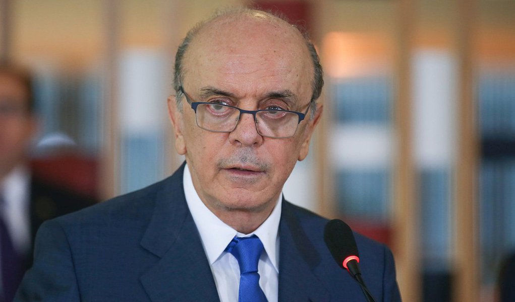 Um grupo de representantes de sindicatos de petroleiros, do Movimento dos Atingidos por Barragens (MAB) e do Movimento dos Pequenos Agricultores (MPA) realiza um protesto nesta terça-feira, 14, em frente ao Palácio do Itamaraty, contra o ministro de Relações Exteriores, José Serra; aos gritos de "Fora, Serra!", "entreguista", "golpistas, fascistas não passarão", eles bateram nos vidros da fachada, mas não houve estragos; Serra recebe nesta tarde o líder oposicionista venezuelano Henrique Capriles