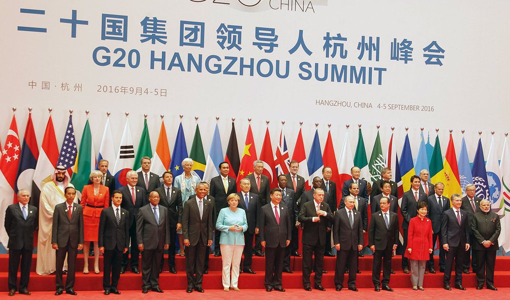 Os eurodeputados do Podemos Xabier Benito e Miguel Urbán criticaram nesta terça-feira a reunião da cúpula do G20 em Hangzhou (China) entre o presidente do Governo interino espanhol, Mariano Rajoy, e o presidente do Brasil, Michel Temer, que foi qualificado de "ilegítimo"; os dois representantes do Podemos na Eurocâmara tacharam em comunicado de "alarmante" a reunião entre ambos líderes pois, segundo sua opinião, o brasileiro "ocupa ilegitimamente seu cargo, fruto de um golpe parlamentar contra a democracia brasileira"