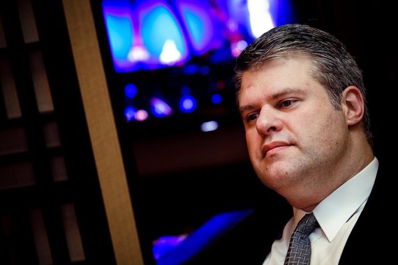 O jornalista Eduardo Oinegue, que já foi chefe de Veja em Brasília e diretor de Redação de Exame, foi convidado para assumir o cargo de porta-voz do governo Temer; recentemente, ele trabalhou na campanha de Alexandre Padilha, em São Paulo, e assessorou Raimundo Colombo, em Santa Catarina; Temer tem sido criticado pelas falhas de sua comunicação e pelas falas desencontradas de seus ministros