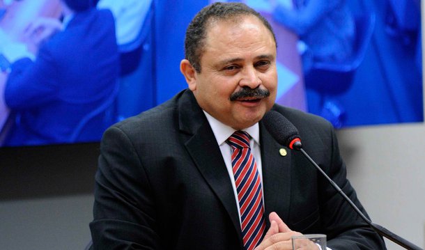 O presidente em exercício da Câmara, deputado Waldir Maranhão (PP-MA), anulou na noite desta sexta (8) ato do colégio de líderes, que havia marcado para a próxima terça (12) a eleição para a presidência da Casa. Ao anular o ato, Maranhão manteve a decisão de agendar o pleito para quinta (14), às 16h; segundo o presidente interino, o ato dos líderes partidários representa "usurpação de competência"