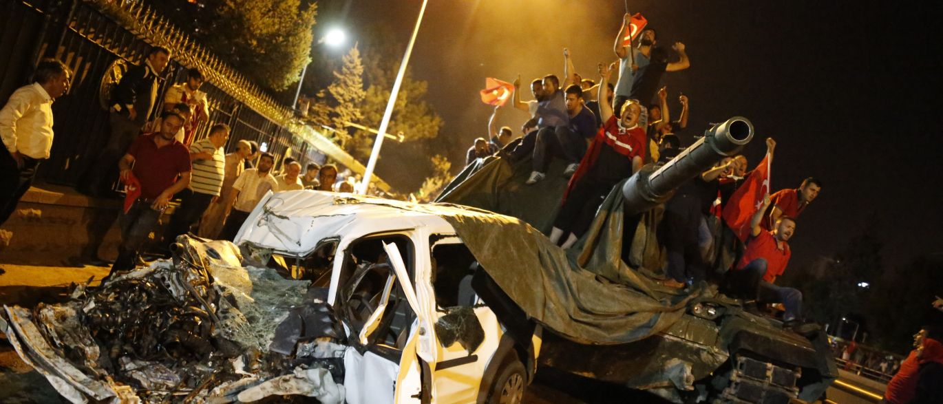 O total de mortos na tentativa fracassada de golpe na Turquia, onde uma facção militar tomou o controle de tanques e helicópteros com a intenção de derrubar o governo, subiu para 265, disse uma autoridade turca neste sábado; a soma inclui 161 mortos, na maioria civis e policiais, 104 apoiadores do golpe, disse a autoridade