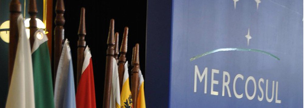 Reunião entre chanceleres ontem em Montevidéu para resolver o impasse da presidência do Mercosul, que deveria estar com a Venezuela, mas Brasil, Argentina e Paraguai são contra, terminou sem consenso; países chegaram a sugerir suspender os venezuelanos por descumprimento do acervo normativo do bloco, mas a ideia foi vetada pelo Uruguai, que pela segunda vez decidiu pela legalidade