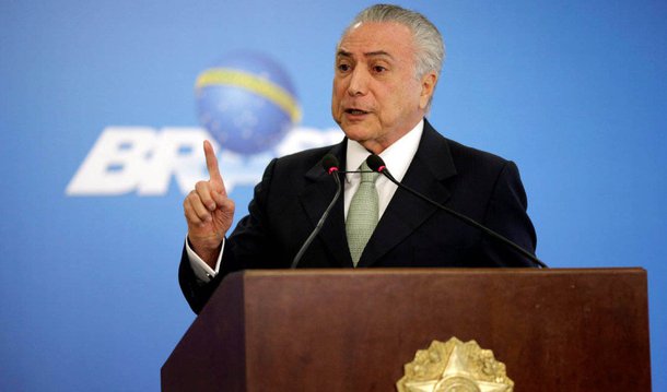 O jornalista Fernando Brito, do Tijolaço, comenta o resultado ruim da previsão do Produto Interno Bruto do país nos últimos meses e cobra uma posição do governo interino de Michel Temer, que disse recentemente que a crise era "psicológica"; "Espera-se que Michel Temer tenha, então, a “clarividência” de observar que sair dela também tem este componente. Mas, em economia, decisões têm a ver com rumos. Venda de patrimônio agrega receita pública, não atividade econômica. Arrocho nos aposentados e no salário mínimo, redução de gastos em educação e saúde geram alívio fiscal (e assim mesmo em alívio no “rombo”) mas não geram consumo, compras, produção, postos de trabalho", afirma