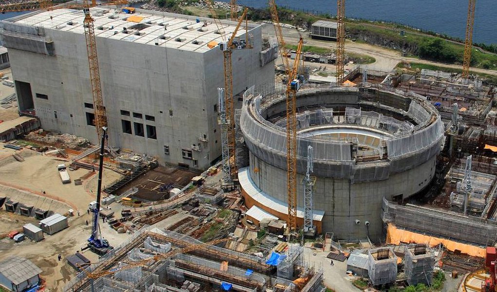 Ministério Público Federal (MPF) apresentou denúncia no âmbito da Operação Lava Jato contra 15 pessoas suspeitas de fraudes em licitações, corrupção e lavagem de dinheiro em contratos entre a Eletronuclear e duas empreiteiras: Andrade Gutierrez e Engevix; entre os denunciados estão os ex-dirigentes da Eletronuclear Luiz Antônio de Amorim Soares, Luiz Manuel Amaral Messias, José Eduardo Brayner Costa Mattos, Edno Negrini e Pérsio José Gomes Jordani