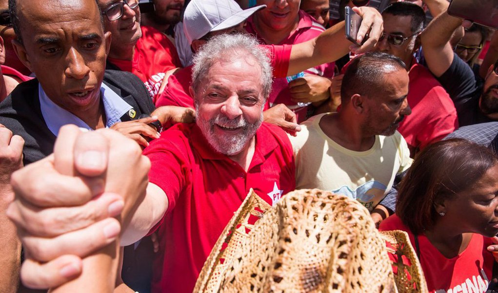 "Tentar eliminar da vida política o único líder que ainda tem prestigio diante do povo brasileiro é tentar dar um derradeiro golpe na legitimação da política brasileira, para abrir espaço para aventureiros golpistas e para salvadores fascistas da pátria", adverte o colunista Emir Sader, sobre a campanha movida por setores da mídia e do Judiciário para rapidamente condenar o ex-presidente Lula em segunda instância, impedido que ele possa concorrer novamente à presidência da República; "Se não gostam do apelo do Lula à ONU, deem a demonstração de que ainda ha democracia no Brasil, deixando que o povo se pronuncie livremente sobre quem querem que dirija o País"