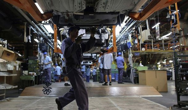 Índice de Atividade Econômica do Banco Central (IBC-Br), considerado espécie de sinalizador do PIB, ficou praticamente estagnado em abril, com leve variação positiva de 0,03% sobre março, informou o BC nesta quinta-feira, bem abaixo do esperado