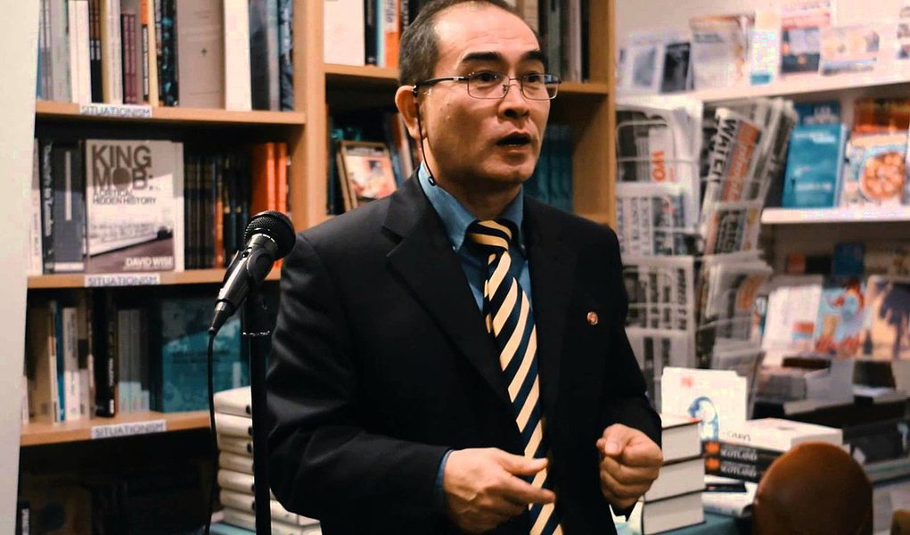 Vice-embaixador da Coreia do Norte em Londres, Thae Yong Ho, desertou com sua família, de acordo com notícias da mídia; fato, se confirmado, representará uma das mais importantes deserções nos últimos anos do país cada vez mais isolado