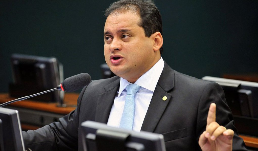 O deputado federal Weverton Rocha (PDT) discursou no plenário da Câmara e manifestou preocupação com a aprovação da MP, que cria o Programa de Parcerias de Investimentos (PPI) para execução de empreendimentos públicos de infraestrutura e de outras medidas de privatização; “É inadmissível, imaginar que o Congresso Nacional esteja dando um cheque em branco para esse governo, que não tem a legitimidade do voto, decidir o que é bom ou o que é ruim para a economia, como privatizar os Correios, a Infraero e a Eletrobrás, que são empresas públicas que dão lucro”, destacou o parlamentar