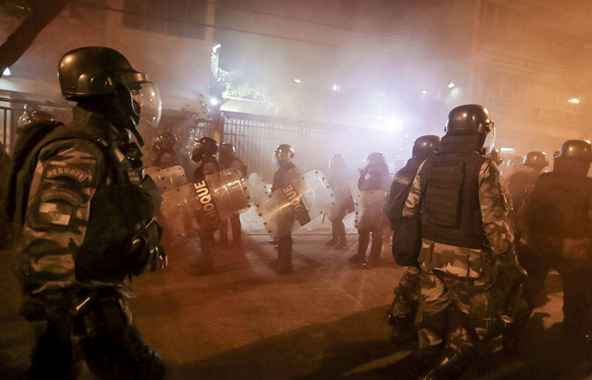 A polícia usou bombas de efeito moral para reprimir protestos contra o interino Michel Temer e a Rio 2016 no fim da tarde desta sexta-feira. Um grupo de manifestantes carregava uma grande faixa preta que denunciava o que chamavam de "Jogos da exclusão", acusando as autoridades de investir na preparação Olímpica em detrimento de gastos em áreas como saúde e educação; cerimônia de abertura começa às 20h, sob forte esquema de segurança