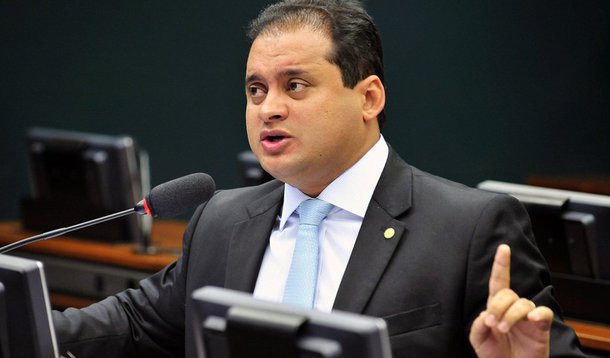 O deputado federal Weverton Rocha (PDT) discursou no plenário da Câmara e manifestou preocupação com a aprovação da MP, que cria o Programa de Parcerias de Investimentos (PPI) para execução de empreendimentos públicos de infraestrutura e de outras medidas de privatização; “É inadmissível, imaginar que o Congresso Nacional esteja dando um cheque em branco para esse governo, que não tem a legitimidade do voto, decidir o que é bom ou o que é ruim para a economia, como privatizar os Correios, a Infraero e a Eletrobrás, que são empresas públicas que dão lucro”, destacou o parlamentar