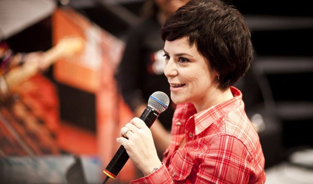 Vocalista da banda Pato Fu foi a convidada do programa "Mariana Godoy Entrevista" e se referiu à presidente como uma "pessoa idônea e honrada"