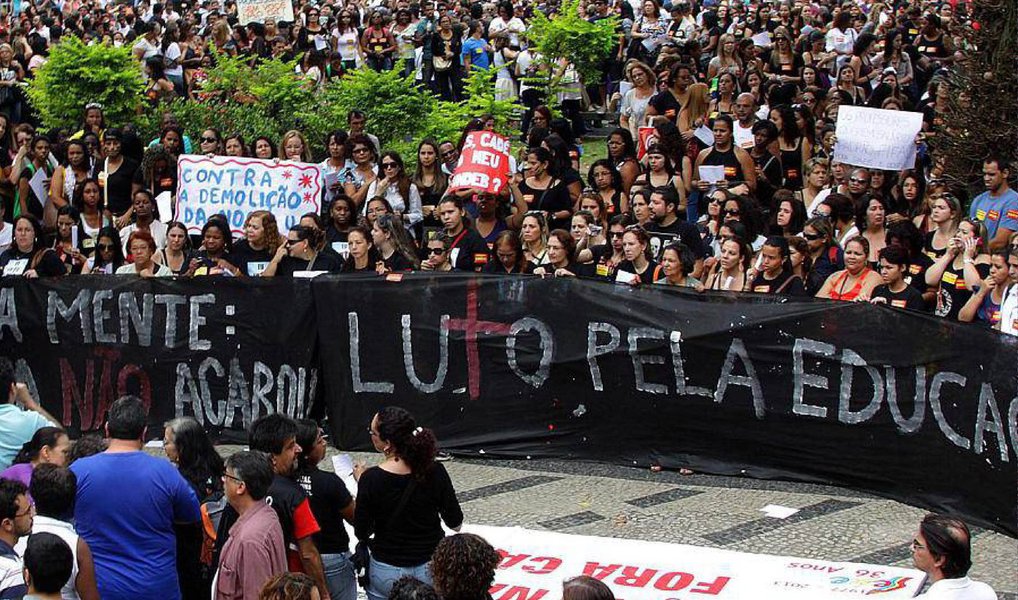 Professores da rede estadual de ensino do Rio de Janeiro decidiram suspender a greve e voltar às salas de aula nesta quarta (27), depois de quase cinco meses paralisados; a decisão foi tomada nesta terça (26), em assembleia da categoria, após negociação intermediada pelo líder do governo na Assembleia Legislativa do Rio de Janeiro (Alerj), deputado Edson Albertassi (PMDB)