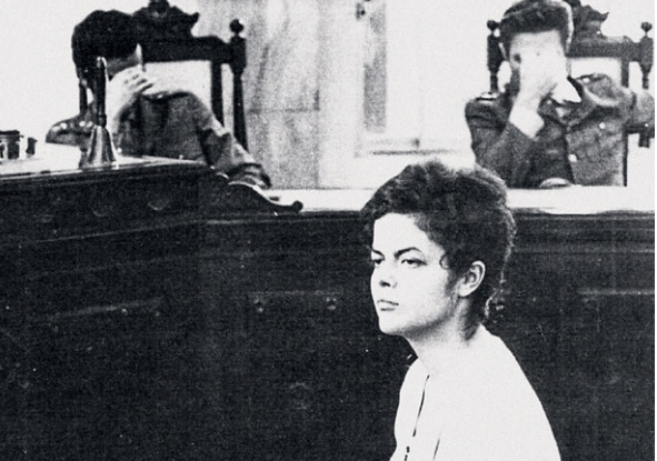 Nunca pensei que como senadora tivesse que viver um momento tão doloroso e deprimente da história do parlamento. Não foi para isso que me elegi