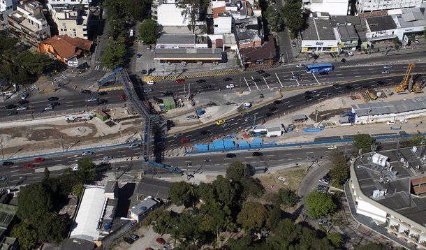 O TCE decide se determinará o bloqueio de R$ 198 milhões em contratos das empreiteiras Odebrecht e Andrade Gutierrez com o governo do Rio, incluindo a participação delas em consórcios da Linha 4 do metrô e do BRT Transolímpico; a sessão acontecerá dias após a divulgação de trecho da delação premiada de Clóvis Renato Numa Peixoto Primo, ex-dirigente da Andrade Guitierrez; ele disse ter autorizado o pagamento de propina para o TCE no valor de 1% do contrato do Maracanã, reformado por um consórcio formado pela Andrade Gutierrez, pela Odebrecht e pela Delta