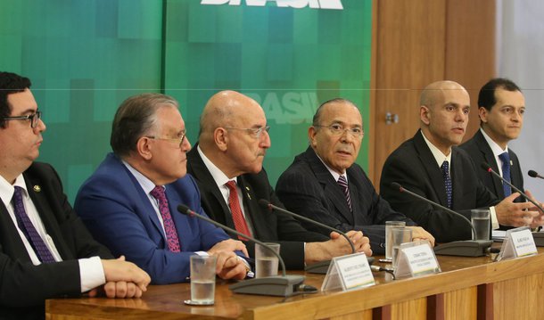 O governo federal tornará mais rígidas as regras de concessão dos auxílios-doença e aposentadoria por invalidez, com três medidas provisórias que preveem revisões periódicas dos benefícios e a suspensão automática do auxílio-doença depois de 120 dias; o anúncio foi feito nesta quinta-feira no Palácio do Planalto, que espera uma economia de R$ 7,1 bilhões por ano com o pente-fino; estimativa é cortar 30% do total de benefícios de auxílio doença e 5% das aposentadorias por invalidez