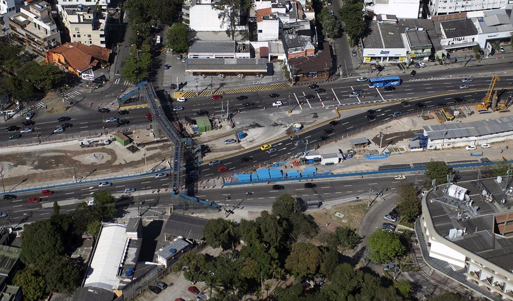 O TCE decide se determinará o bloqueio de R$ 198 milhões em contratos das empreiteiras Odebrecht e Andrade Gutierrez com o governo do Rio, incluindo a participação delas em consórcios da Linha 4 do metrô e do BRT Transolímpico; a sessão acontecerá dias após a divulgação de trecho da delação premiada de Clóvis Renato Numa Peixoto Primo, ex-dirigente da Andrade Guitierrez; ele disse ter autorizado o pagamento de propina para o TCE no valor de 1% do contrato do Maracanã, reformado por um consórcio formado pela Andrade Gutierrez, pela Odebrecht e pela Delta