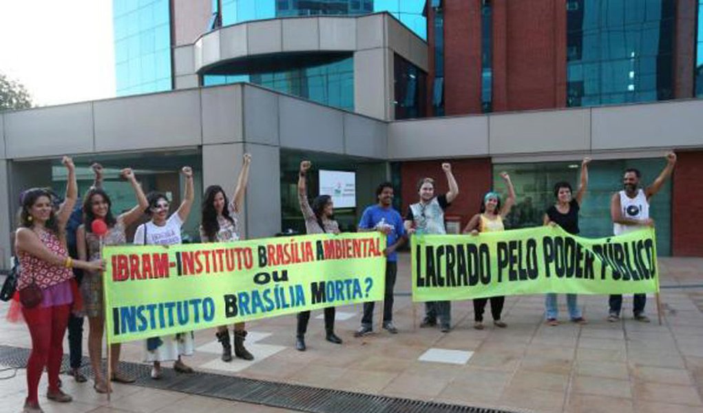 Em meio ao debate acerca de mudanças da Lei do Silêncio, donos de bares, artistas e produtores culturais fizeram, em Brasília, uma manifestação contra a ação do Instituto Brasília Ambiental (Ibram), responsável pela fiscalização e cumprimento da lei; a norma, vigente na capital federal desde 2008, determina que o barulho em área residencial próxima a comércio não pode exceder 55 decibéis, durante o dia, e 50 decibéis à noite; de janeiro a março deste ano, o Ibram realizou 102 autuações, sendo 71 advertências e 31 multas; dos estabelecimentos notificados, 32 são bares e 13 são igrejas ou templos religiosos