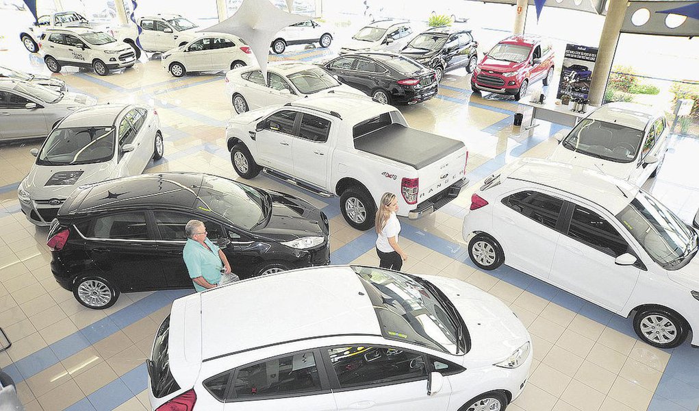 Dados foram registrados entre outubro de 2015 e setembro passado, em comparação com o mesmo período anterior, de acordo com o balanço divulgado da Associação Nacional dos Fabricantes de Veículos Automotores (Anfavea); segundo a entidade, foram emplacados 2,12 milhões de unidades no período, contra 2,93 milhões de outubro de 2014 a setembro de 2015