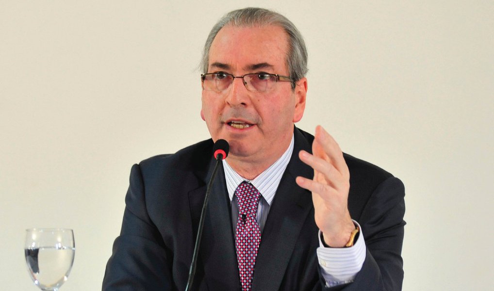O Supremo Tribunal Federal (STF) decidiu nesta sexta (15) aceitar o pedido da Petrobras para atuar como assistente de acusação na ação penal que o deputado federal afastado Eduardo Cunha (PMDB-RJ) responde na Corte pelo suposto recebimento de US$ 5 milhões de propina em um contrato de navios-sondas da estatal; em função do período de recesso no tribunal, a decisão foi assinada pelo juiz Paulo Marcos de Farias, auxiliar do ministro Teori Zavascki, relator da Lava Jato no Supremo; segundo Farias, a estatal pode atuar no caso por ter sido vítima do esquema de corrupção