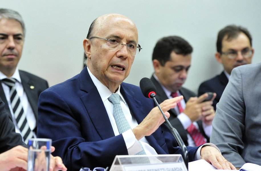 Um dia depois de o ministro interino da Casa Civil, Eliseu Padilha, ter dito que o governo não elevará impostos para o exercício de 2017, o ministro Henrique Meirelles, da Fazenda, afirmou que a elevação de tributos pode ser considerada de forma transitória; "De forma transitória, etc, acredito que pode vir a ser necessário. Isso não está sendo considerado no momento, mas é hipótese que não devemos descartar no futuro", declarou em audiência na Câmara que analisa a PEC sobre o teto para gastos públicos; segundo Meirelles, Brasil passa pela maior crise econômica da história
