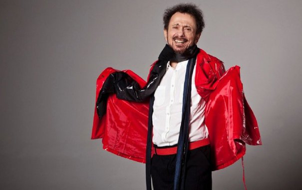 O cantor e compositor Tom Zé completa 80 anos em meio ao lançamento do disco Canções Eróticas de Ninar que, como ele escreve no encarte do álbum, resgata “os assuntos do sexo como eram tratados (ou não) na minha infância e juventude”, abordando também a opressão sofrida pela mulher; “As famílias não falavam nada de sexo. Só vim saber que meu pai transava com a minha mãe aos 16 anos”, contou em entrevista a Oswaldo Luiz Colibri Vitta, no programa Hora do Rango, da Rádio Brasil Atual