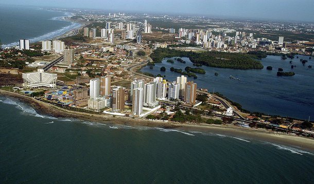 Terra sem males para os tupinambás, eldorado dos piratas e colonos, acrópole anacrônica de escritores e literatos, reino vodum para os que buscam encantamento. São Luís é cidade e é ilha. E como toda ilha, é paraíso imaginado. Mais do que qualquer outra cidade, São Luís revela a cada detalhe, a cada mudança, por mais furtiva, que é o resultado do desejo dos homens. Homens que usaram engenho e a arte para moldar a ilha à imagem e semelhança de suas ideias. Construíram a cidade colonial planejada segundo as normas e fins da Monarquia e da Igreja, mas não sufocaram o misticismo e a sensualidade do barroco. Texto e imagens de Ricardo Fonseca