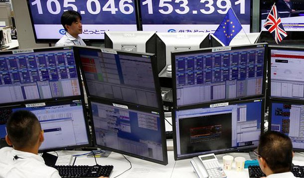 Mercados temem ainda que a saída do Reino Unido estimule outros países a deixarem a UE, após a aprovação da saída por uma diferença de 1,2 milhão de votos, por 51,9% a favor da saída versus 48,1% pela continuidade no bloco; na Inglaterra, o FTSE caía 4,82% às 07h32 (horário de Brasília), aos 6.033,9 pontos, enquanto a libra esterlina tinha perdas de 7,96% contra o dólar, chegando a US$ 1,36, após cair 11% mais cedo; na Ásia, o pânico também foi instalado, acionando, inclusive, o circuit breaker do índice Nikkei 225, que chegou a afundar 8,21%, aos 14.905 pontos