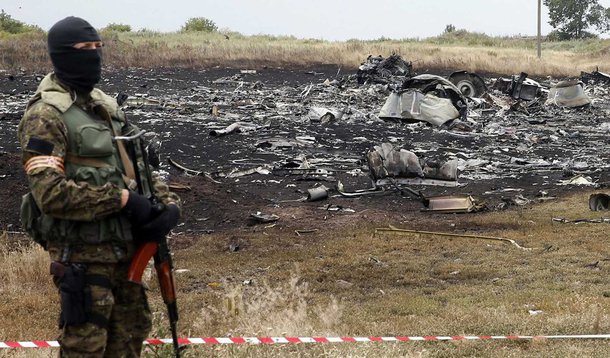 Especialistas holandeses informaram que o míssil responsável pela queda do voo MH17 da Malaysia Airlines, abatido em 17 de julho de 2014, foi disparado de uma área controlada por rebeldes ucranianos; os armamentos teriam vindo da Rússia, aliada aos rebeldes, para onde teriam sido levados de volta após a tragédia; queda do voo MH17 causou a morte de 298 pessoas, a maioria delas holandeses