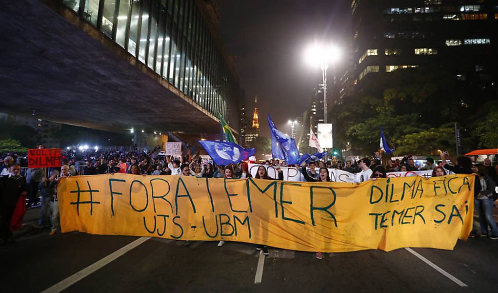 Lauro Jardim anunciava que o Ibope faz, por encomenda da Confederação Nacional da Indústria, uma pesquisa de popularidade sobre Michel Temer. O curioso é que a nota dizia que a coleta de dados tinha começado na véspera e duraria até terça-feira. Mas já tinha resultado: 'a expetativa é que o “regular” cresça em relação ao governo afastado e, consequentemente, diminua o percentual daqueles que avaliam Temer como “ruim” ou péssimo”'