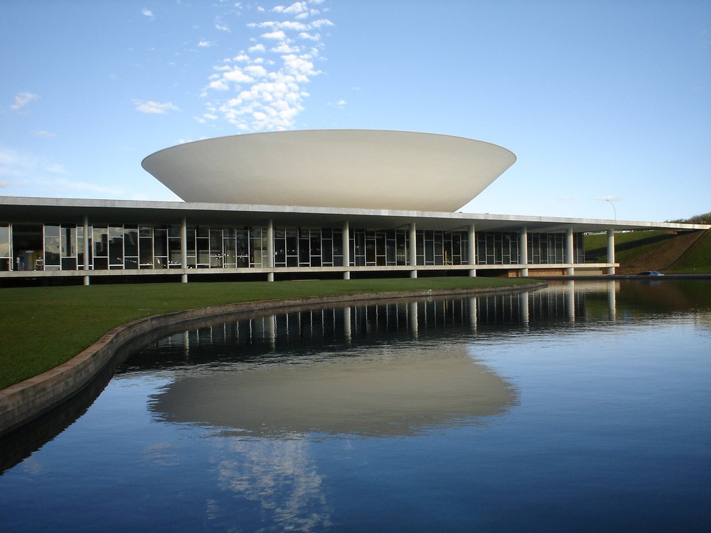 Antes do recesso, deputados aprovaram o regime de urgência para o Projeto de Lei (PL 4567/16), do Senado, que retira a obrigatoriedade de atuação da Petrobras como operadora única de todos os blocos contratados pelo regime de partilha de produção em áreas do pré-sal; texto enfrenta forte resistência  da oposição; segundo o deputado Weverton Rocha (PDT-MA), a intenção é retirar a empresa do processo de produção do pré-sal; eles também aprovaram prioridade ao projeto de Lei (PLP 257) que trata da renegociação das dívidas dos estados e do Distrito Federal, encarado como primordial pelo interino Michel Temer