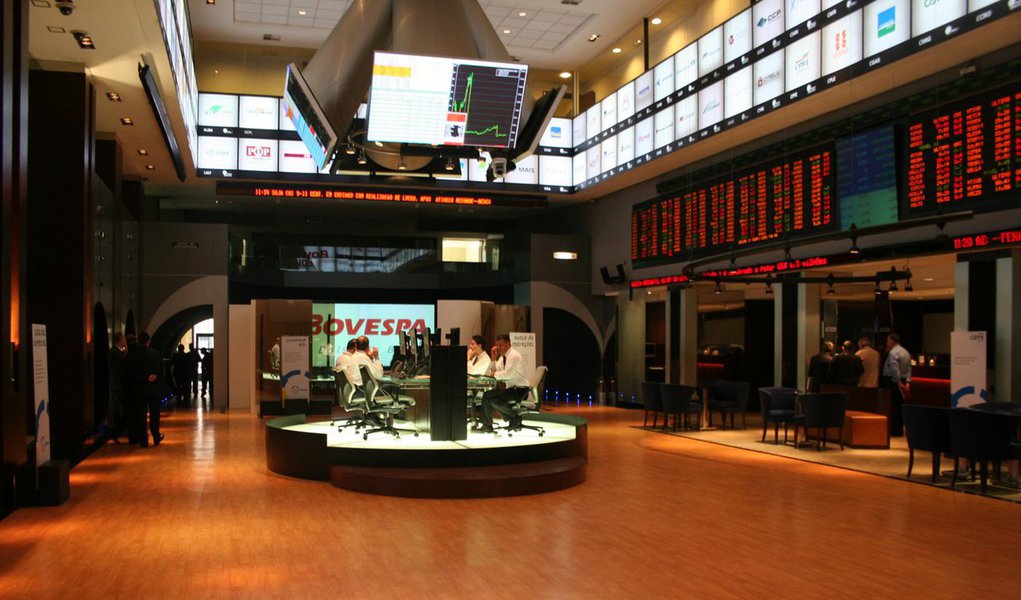 BM&amp;FBovespa informou que vai recorrer à Justiça se perder processo no Conselho Administrativo de Recursos Fiscais (Carf) em caso em que a Receita cobra da operadora da bolsa paulista R$ 1,14 bilhão; "É possível que após exauridas as medidas disponíveis, a BM&amp;FBovespa seja demandada a apresentar garantia judicial, o que pode (...) ser feito através de carta fiança ou seguro garantia", disse a operadora da bolsa de valores de São Paulo por meio de um comunicado