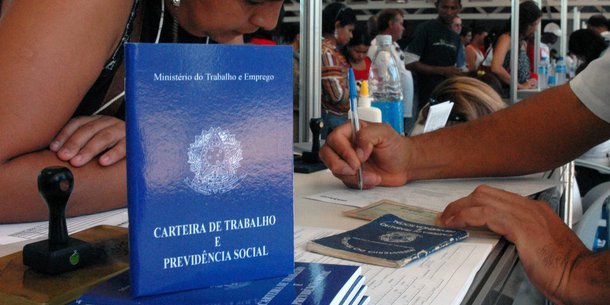 Segundo o estudo feito pelo Instituto Brasileiro de Ética Concorrencial (ETCO) e pelo FGV/IBRE, o mercado informal movimentou R$ 957 bilhões em 2015, equivalente a 16,2% do PIB, alta de 0,1 ponto percentual sobre um ano antes