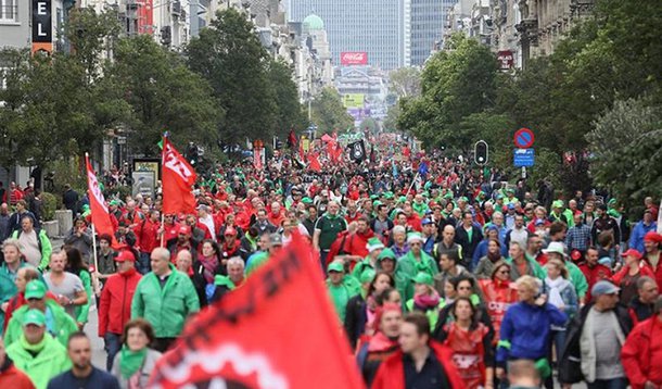 Cerca de 70 mil pessoas protestaram em Bruxelas, capital da Bélgica, contra as medidas de austeridade anunciadas pelo governo do primeiro-ministro Charles Michel; sindicatos anunciaram outras ações que serão realizadas durante outubro e cogitaram a realização de uma greve geral contra "o governo mais antissocial dos últimos 30 anos"; belgas são contra a proposta de reforma que prevê que trabalhadores do setor privado trabalhem até 45 horas semanais em determinados períodos do ano e que aumenta a idade mínima para aposentadoria para 67 anos