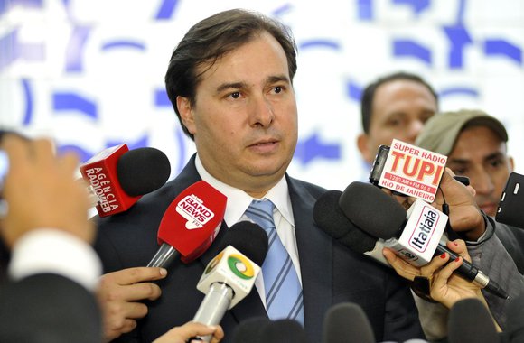 "Improcedente, descabida e sem nenhum fundamento constitucional, legal e jurisprudencial, a reclamação levada à Comissão Interamericana de Direitos Humanos da Organização dos Estados Americanos", afirma o documento assinado pelo presidente da Casa, Rodrigo Maia (DEM-RJ) e encaminhado ao Itamaraty para que seja dada resposta à OEA, depois que a Comissão Interamericana de Direitos Humanos pediu explicações ao Brasil sobre o processo de impeachment, em decorrência de um recurso apresentado por deputados do PT denunciando o golpe