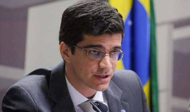 O secretário de Controle Externo do Tribunal de Contas da União (TCU), Tiago Alves Dutra, disse à Comissão Processante do Impeachment nesta segunda (13) que o governo da presidente Dilma Rousseff manteve operações de crédito com bancos públicos em 2015; Dutra afirmou que as operações de crédito relativas ao Plano Safra, que já tinham sido observadas em 2014, repetiram-se no ano seguinte; de acordo com ele, “a partir do momento em que esses montantes vão ganhando uma enorme materialidade, alcançando dezenas de bilhões de reais é que surge uma representação feita pelo Ministério Público e o TCU atua de forma incisiva e delibera por unanimidade [condenando as contas presidenciais]”