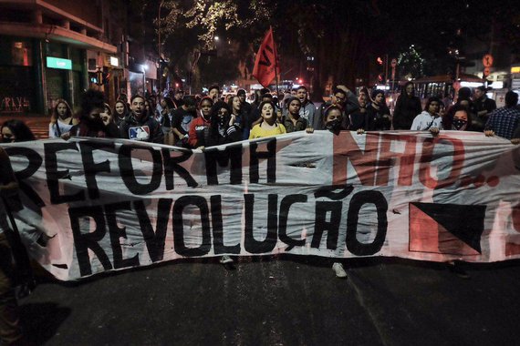 O movimento dos estudantes secundaristas paranaenses realmente está sendo exemplo de resistência não só à PEC 241, mas principalmente à medida provisória de reforma do Ensino Médio. Eu fico bem orgulhosa com isso