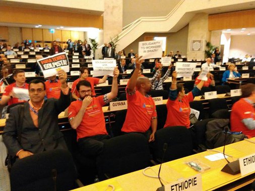 Durante discurso na Organização Internacional do Trabalho (OIT), na sede das Nações Unidas em Genebra, o ministro do Trabalho foi alvo de protesto de manifestantes estrangeiros e representantes sindicais brasileiros; com mensagens escritas em inglês e francês, os representantes da CUT e de sindicais estrangeiras denunciaram o golpe no País e se colocaram de pé diante de centenas de delegados estrangeiros; houve gritos de "Golpe no Brasil" e "Esse ministro não é legítimo", o que fez com que Ronaldo Nogueira interrompesse seu discurso