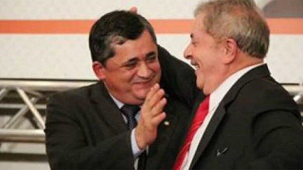 O deputado federal José Guimarães (PT), líder da minoria na Câmara, comemorou os resultados da última pesquisa Ibope, que confirma a liderança absoluta de Lula nas eleições de 2018. "A liderança de Lula está consolidada", afirmou o parlamentar. A primeira pesquisa presidencial do Ibope do ano, contratada pela CNI, confirma que Lula segue disparado na frente, com 33% das intenções de votos. O segundo colocado aparece com 15%. A pesquisa foi realizada entre 21 e 24 de junho com 2 mil eleitores em 128 municípios