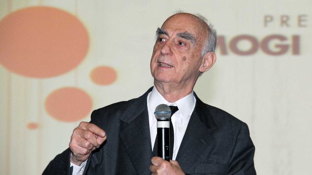 O jurista e ex-governador de São Paulo, Claudio Lembo, fez duras críticas à atuação do STF contra o ex-presidente Lula, durante debate de juristas; "É tão clara a Constituição e tão violento o que fez o Supremo Tribunal Federal que não temos palavras para reagir. Somos muito fracos perante um poder que encerrou em si mesmo os Três Poderes contra a sociedade", disse Lembo; "Já vivi momentos difíceis, como o regime militar, a ditadura. Mas nunca vi nada tão imoral"