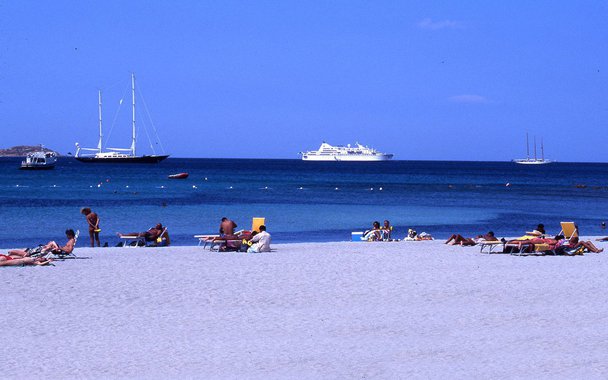 Ela paira na imensidão azul do Mediterrâneo como se fosse a única ilha do mundo. Está próxima da Itália e da França, da Sicília e da Córsega. Mas seus filhos não dão a mínima para os vizinhos. Vivem na deles, com tradições, história, mitologia e até uma língua que lhes são próprios. É a Sardenha, uma ilha fora do tempo, onde o passado mais remoto está vivo em cada esquina, em cada monumento arqueológico, em cada pintura rupestre dos tempos das cavernas, em cada festival folclórico nos quais o povo sardo deixa extravasar uma personalidade única. Na foto de abertura, praia nas proximidades de Porto Cervo, Costa Esmeralda.