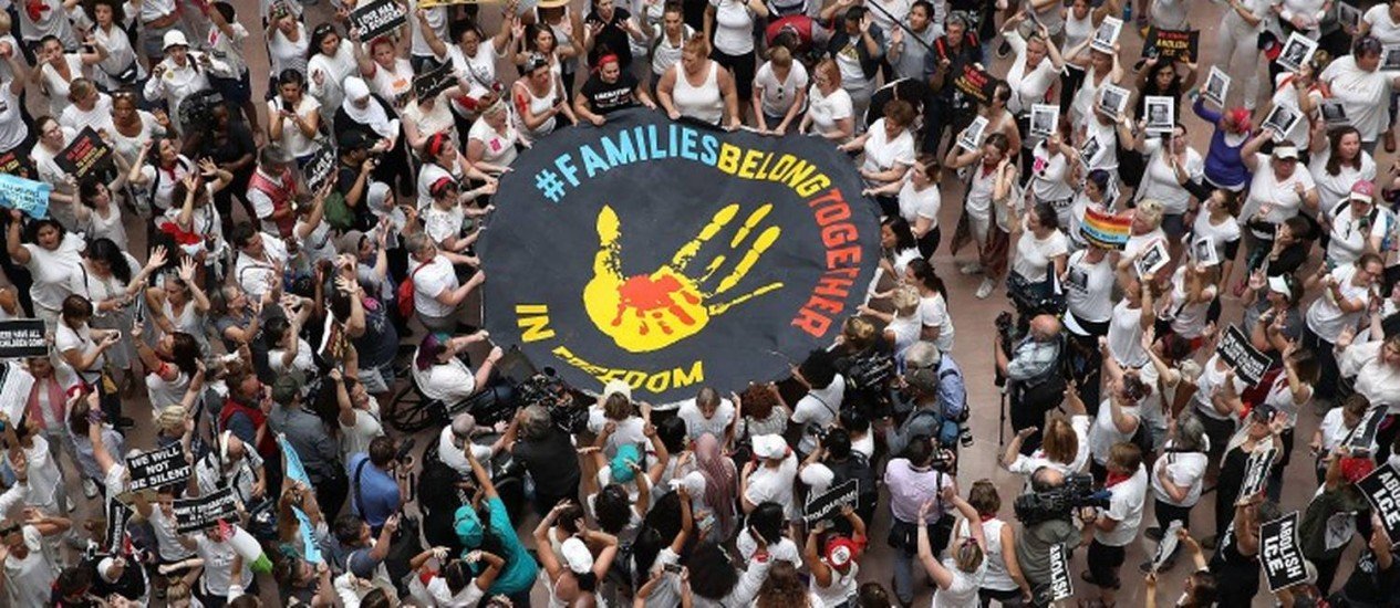 Quase 600 manifestantes foram presos durante a ocupação de um prédio de escritórios do Senado dos Estados Unidos em Washington nesta quinta-feira (28), quando condenaram com gritos a posição de "tolerância zero" do presidente norte-americano, Donald Trump, sobre imigração ilegal