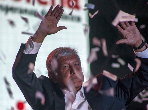 Favorito nas eleições presidenciais mexicanas do próximo domingo, o esquerdista Andrés Manuel López Obrador, 64, enfrenta uma campanha suja de seus adversários tal qual ocorre no Brasil quando o assunto é Lula; há séries de violações eleitorais e assédios por parte dos adversários, dizem coordenadores da campanha de AMLO, como Obrador é conhecido no México; Obrador lotou o estádio Azteca em seu último comício, com 80 mil pessoas