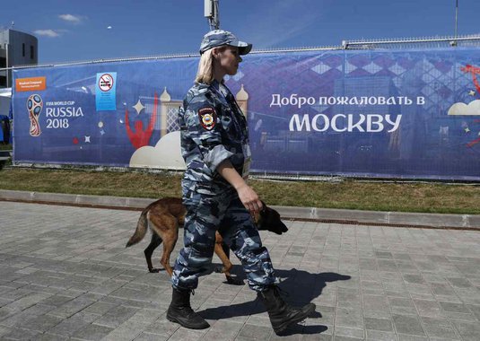 Policial russa com cão farejador em patrulha na Copa do Mundo na Rússia