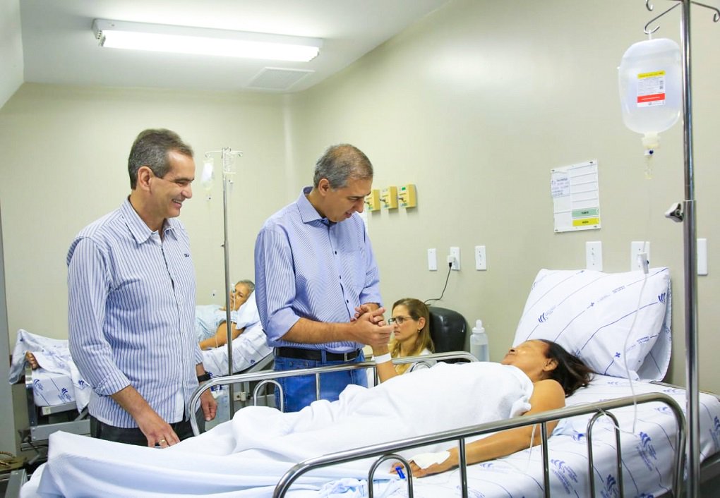Dois meses após ter sido criado, o programa 3º Turno da Saúde já garantiu a realização de 11.108 procedimentos nos hospitais estaduais, entre consultas, exames e cirurgias; idealizado pelo governador José Eliton, o programa tem reduzido consideravelmente o tempo de espera dos pacientes; o objetivo, segundo o próprio governador, é chegar a 100 mil procedimentos até o final deste ano. O investimento no programa é de R$ 100 milhões; dos 11.108 procedimentos, 543 são cirurgias, 5.878 exames e 4.687 consultas