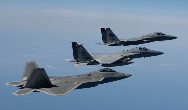 Dois caças da Marinha americana colidiram na costa da Carolina do Norte e caíram no oceano Atlântico, onde quatro membros da tripulação foram resgatados por um barco de pesca e levados de helicóptero para um hospital da Virgínia; caças F/A-18 pertenciam ao esquadrão de ataque VFA-211, baseado na estação mar-ar Oceana, em Virgínia Beach, no estado da Virgínia