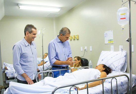 Dois meses após ter sido criado, o programa 3º Turno da Saúde já garantiu a realização de 11.108 procedimentos nos hospitais estaduais, entre consultas, exames e cirurgias; idealizado pelo governador José Eliton, o programa tem reduzido consideravelmente o tempo de espera dos pacientes; o objetivo, segundo o próprio governador, é chegar a 100 mil procedimentos até o final deste ano. O investimento no programa é de R$ 100 milhões; dos 11.108 procedimentos, 543 são cirurgias, 5.878 exames e 4.687 consultas
