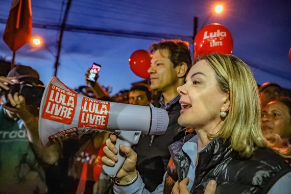 Senadora Gleisi Hoffmann, presidente do PT, e o ex-prefeito Fernando Haddad, coordenador do Plano Lula de governo visitaram o ex-presidente Lula nesta quinta-feira (28) e avisaram: no dia 15 de agosto Lula será registrado candidato à presidência da República; "Só tem duas hipóteses dele não ser candidato. Se provarem que ele cometeu um crime, porque até agora não provaram, e segundo se ele morrer", disse Gleisi; "Fora disso, não tem. Eu vou ser candidato a presidente do Brasil e vou voltar a governar o Brasil, e nós vamos tirar o País da situação em que se encontra", disse Lula, segundo a senadora 