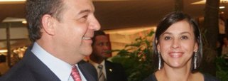 O ex-governador do Rio Sérgio Cabral e sua esposa, Adriana Ancelmo, decidiram abrir mão de diversos bens que estavam ainda em disputa judicial para serem leiloados; o mais conhecido é a casa de praia do casal, em Mangaratiba, avaliada em R$ 8 milhões